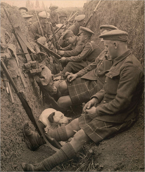 Шотландские солдаты в окопах. 1915 год