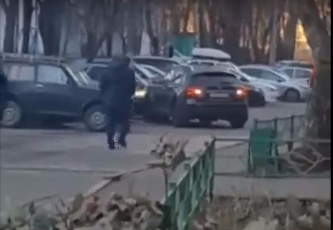 Смотри, что творится! Разъяренная москвичка на Infiniti устроила погром на парковке, чтобы отомстить мужу Смотри, что творится! Разъяренная москвичка на Infiniti устроила погром на парковке, чтобы отомстить мужу