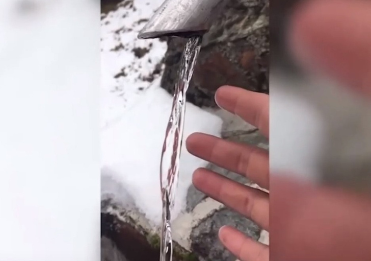 Новая оптическая иллюзия: эта замерзшая струя воды на самом деле не замерзла (видео)