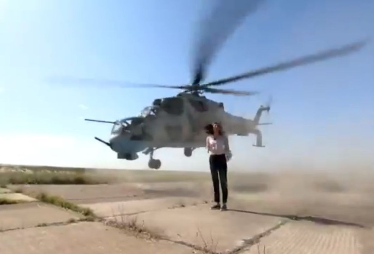 Репортер ради эффектного кадра встала на пути у боевого вертолета, и тот едва ее не снес! (ВИДЕО)