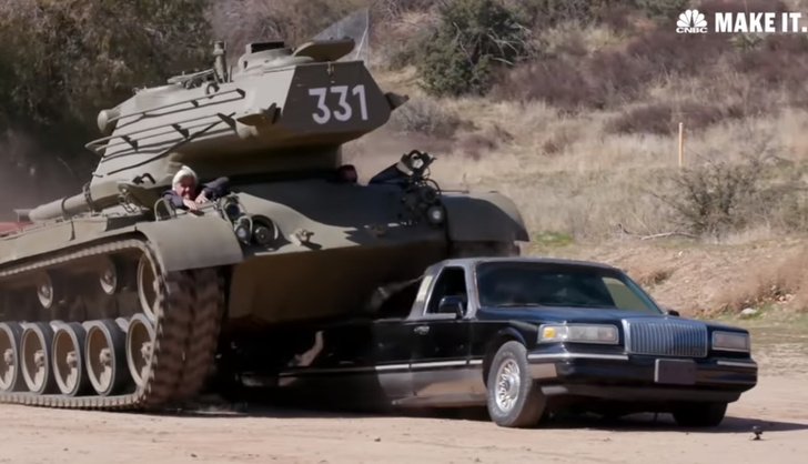 Арнольд Шварценеггер расплющивает лимузин своим личным танком! Позитивное ВИДЕО