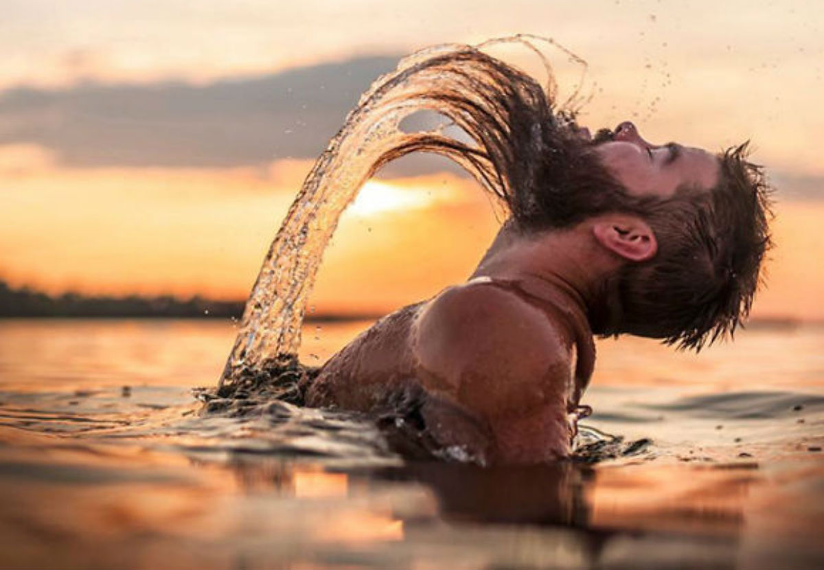 Пародия на женщин. Мужчина выныривает из воды. Мужик с бородой в воде. Взмах волосами из воды. Девушка выныривает из воды.