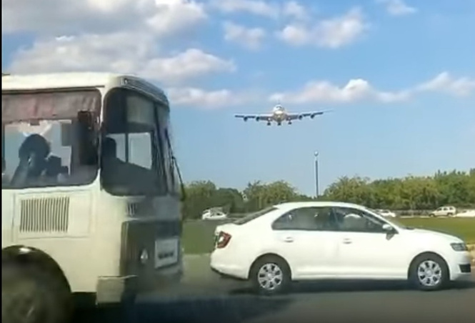 А-а-а! Этот самолет несется прямо на тебя и сейчас тебя расплющит! (паническое ВИДЕО) А-а-а! Этот самолет несется прямо на тебя и сейчас тебя расплющит! (паническое ВИДЕО)