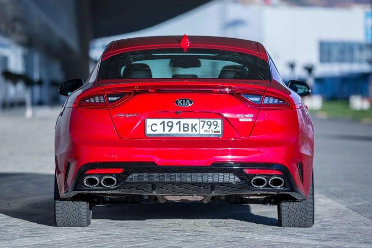 Атомный кореец: чем хорош, а чем и не очень Kia Stinger