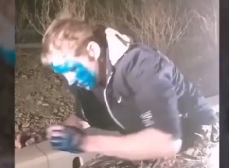 Пассажира такси заставили умыться зеленкой за отказ платить (видео) Пассажира такси заставили умыться зеленкой за отказ платить (видео)