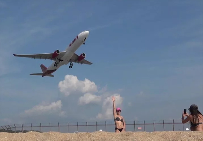 В Таиланде туристам начали угрожать смертной казнью за селфи на фоне взлетающих самолетов