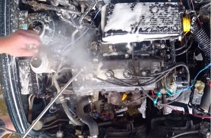 Что будет, если помыть работающий двигатель (видео)