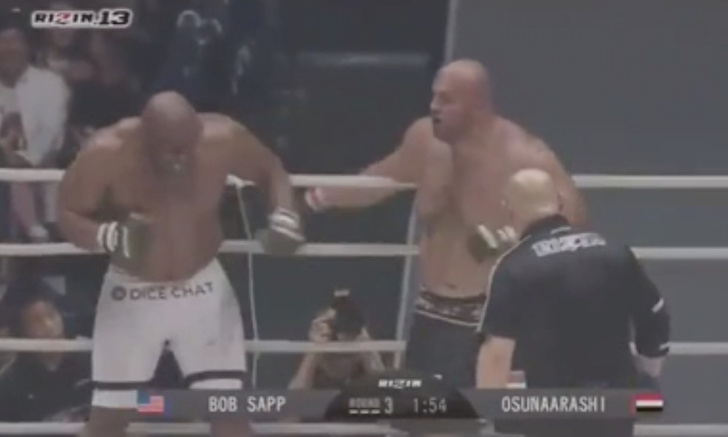 Два бойца MMA сильно устали во время поединка (видео)