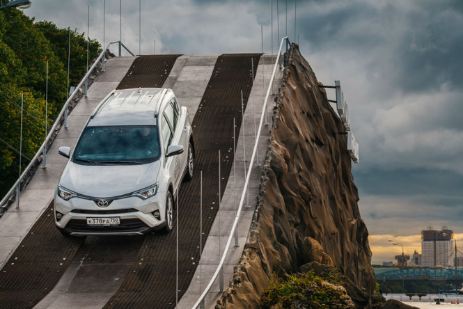 7 метров над уровнем нормы: испытай Toyota RAV4 в Парке Горького 7 метров над уровнем нормы: испытай Toyota RAV4 в Парке Горького