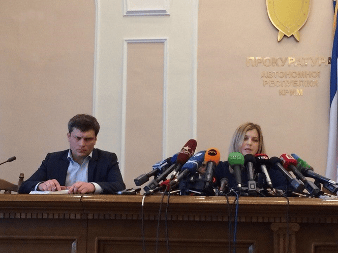 Фото с Поклонской и микрофонами снова стало мемом — на этот раз за границей Фото с Поклонской и микрофонами снова стало мемом — на этот раз за границей