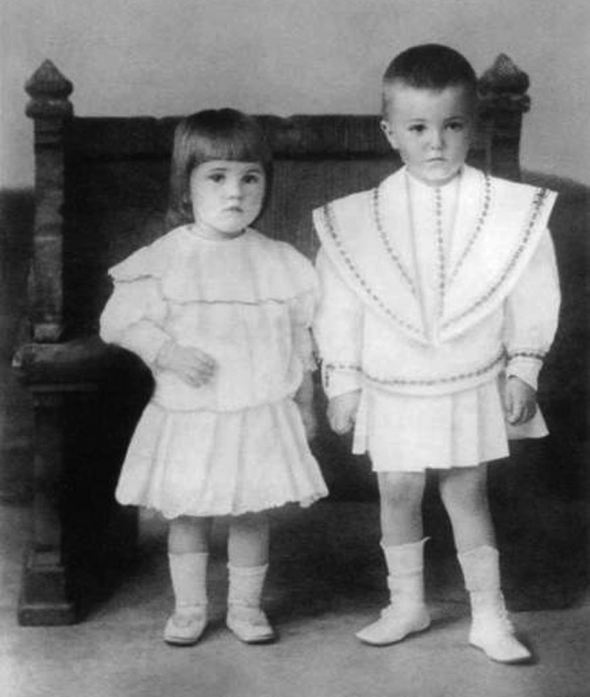 Дети Юрий и Святослав. 1907 год