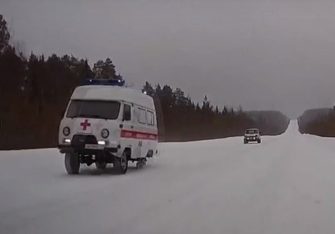 Гляди, скорая мчит без одного колеса! (озадачивающее ВИДЕО) Гляди, скорая мчит без одного колеса! (озадачивающее ВИДЕО)