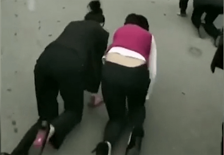 Фото №1 - Провинившихся сотрудниц китайской компании заставили ползать на четвереньках по улице (видео)