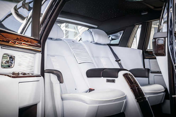 Из ворот завода в Гудвуде выехал последний Rolls-Royce Phantom VII Из ворот завода в Гудвуде выехал последний Rolls-Royce Phantom VII