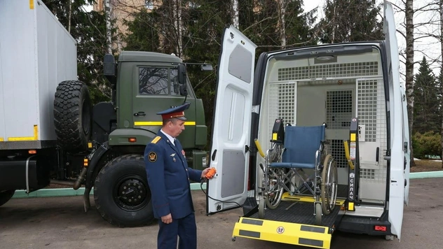ФСИН представила автозаки для инвалидов, женщин и детей