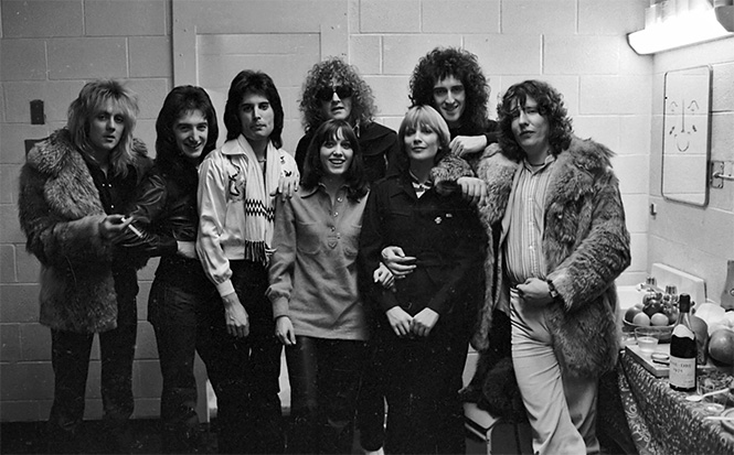Queen вместе с девушками, вокалистом группы Mott the Hoople и продюсером Роем Томасом Бейкером (справа)