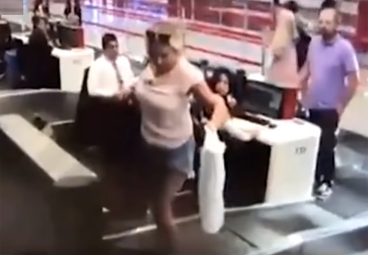 Девушка впервые попала в аэропорт и решила, что в самолет ее отвезет лента для багажа (видео)