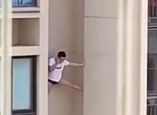 Видео с повисшим на стене небоскреба и разговаривающим по телефону мужчиной стало вирусным