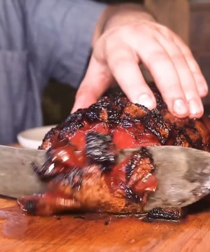 В нью-йоркском ресторане подают копченый арбуз, а выглядит он как копченое мясо (Видео)