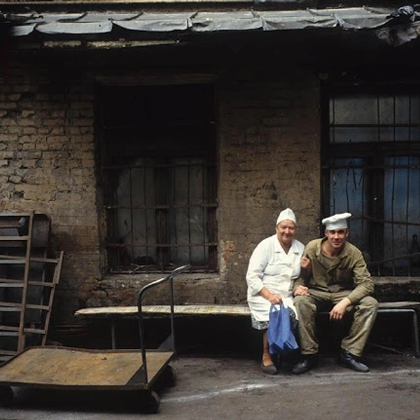 Персонал отеля в городе Горький на заднем дворе, 1991