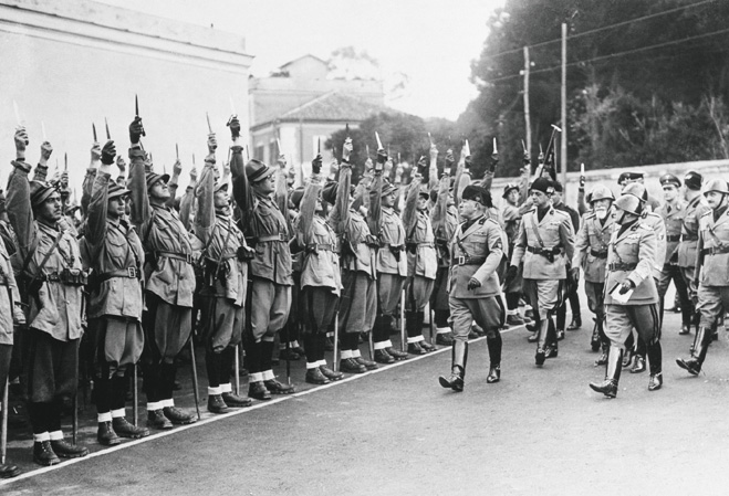 Муссолини  инспектирует своих  чернорубашечников. Рим, 5 ноября  1936 года