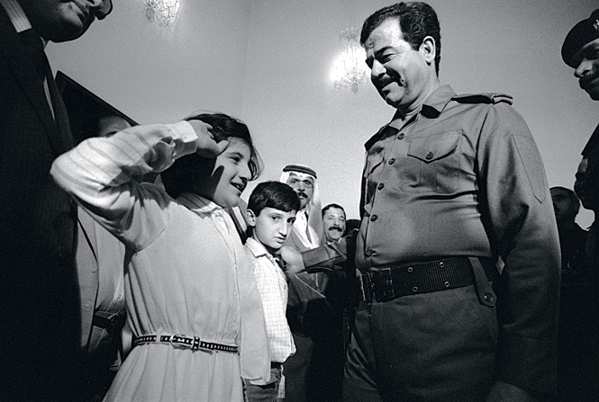 Саддам Хусейн приветствует свой народ. Багдад, октябрь 1983 г. Саддам Хусейн приветствует свой народ. Багдад, октябрь 1983 г.