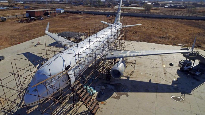 Китаец построил полноразмерную картонную копию Airbus A-320 (фото) Китаец построил полноразмерную картонную копию Airbus A-320 (фото)