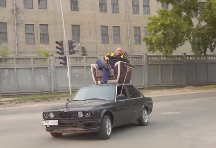 Русские мужики повторили трюк мистера Бина, который рулил с помощью веревок и швабры, сидя в кресле на крыше машины (видео)