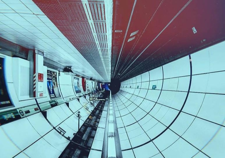 Девушка перевернула фото метро, и они выглядят как интерьеры космического корабля будущего