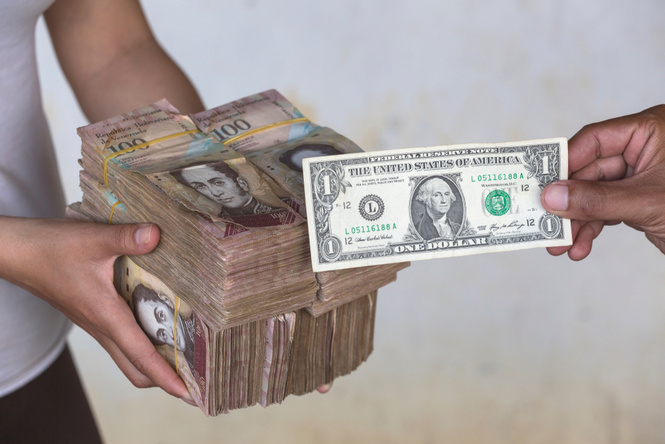 Вот сколько пачек денег нужно, чтобы купить самые простые продукты в Венесуэле (фото) Вот сколько пачек денег нужно, чтобы купить самые простые продукты в Венесуэле (фото)