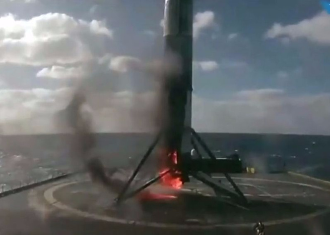 Посмотри, как душевно загорелась при посадке первая ступень Falcon 9! Посмотри, как душевно загорелась при посадке первая ступень Falcon 9!