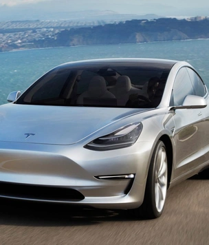 Tesla анонсировала автопилот и сервис автономного такси