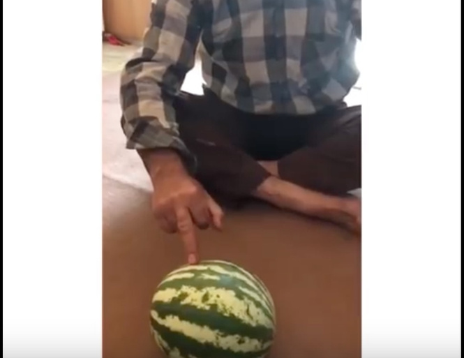 Как разрезать арбуз одним пальцем (видео) Как разрезать арбуз одним пальцем (видео)