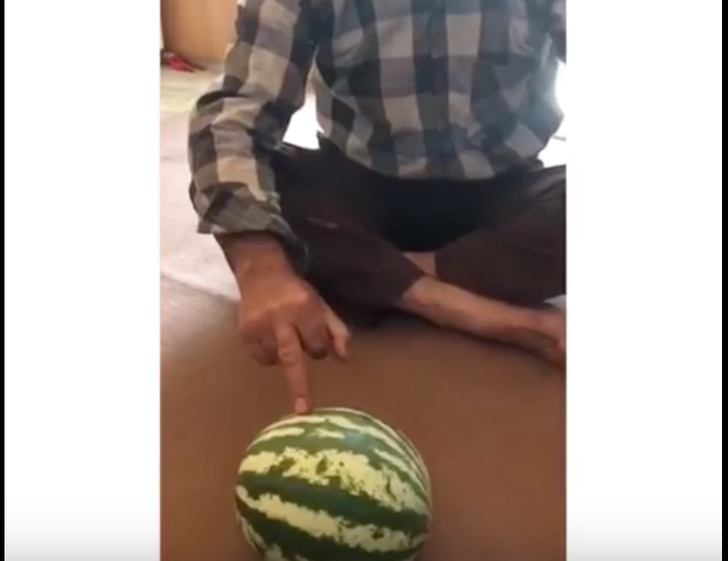 Фото №1 - Как разрезать арбуз одним пальцем (видео)