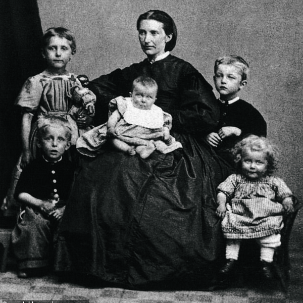 Мать Эдварда с детьми (фото сделано в год ее смерти)