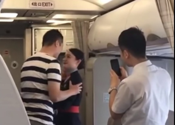 Стюардессу уволили из-за предложения руки и сердца в полете (романтическое видео прилагается) Стюардессу уволили из-за предложения руки и сердца в полете (романтическое видео прилагается)