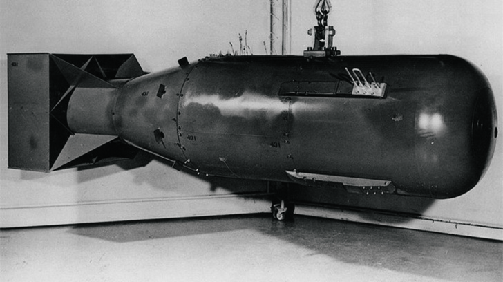 США впервые в мире применили атомное оружие, сбросив на японский город Хиросима атомную бомбу «Малыш» мощностью порядка 13 кт в тротиловом эквиваленте.
