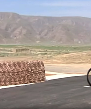 Президент Туркменистана едет на велосипеде и метко поражает мишени (видео)