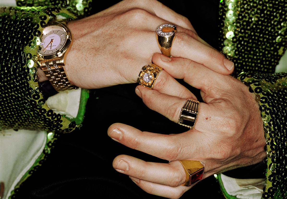 Золото кому носить. Перстень на руке. Перстень на мезинецмужской. Мужской перстень на руке. Золотые украшения для мужчин.