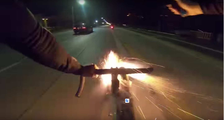Велосипедист расстрелял байкеров из самодельной ракетницы для фейерверков (ВИДЕО)