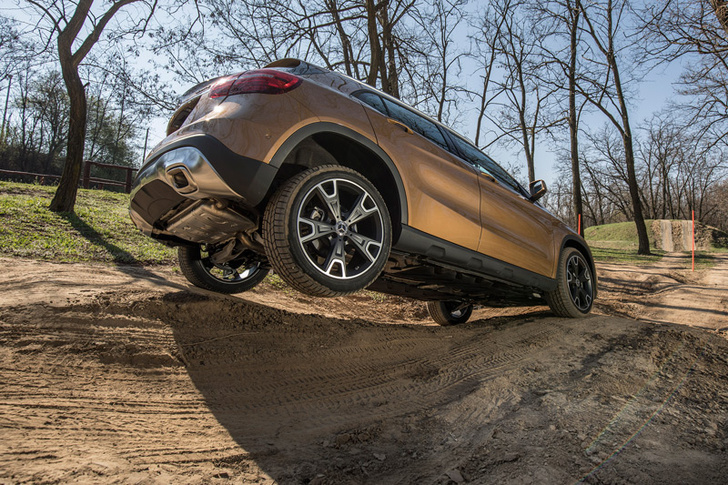 Лезем на Mercedes GLA туда, куда нельзя