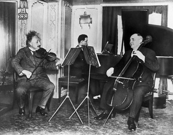 альберт эйнштейн играет на скрипке