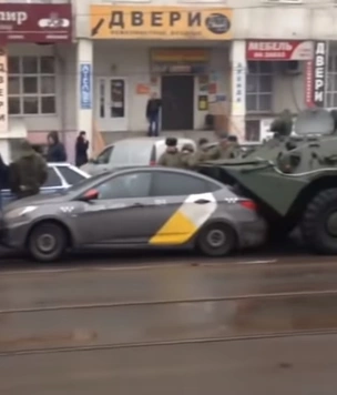 Два БТР сжали четыре легковушки в центре Курска (видео)