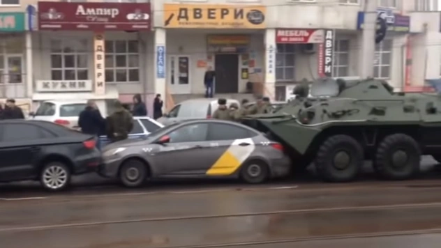 Два БТР сжали четыре легковушки в центре Курска (видео)