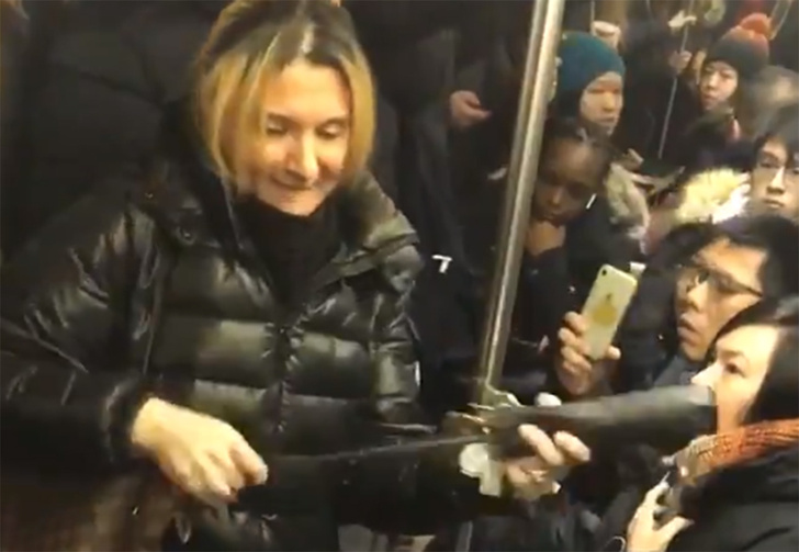 В метро Нью-Йорка задержали русскоязычную пассажирку за ругань и нападение с зонтом (видео)