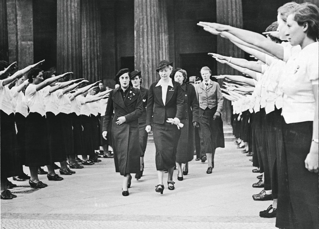 Встреча руководи- тельниц испанских женских движений. 21 апреля 1938 года Встреча руководи- тельниц испанских женских движений. 21 апреля 1938 года