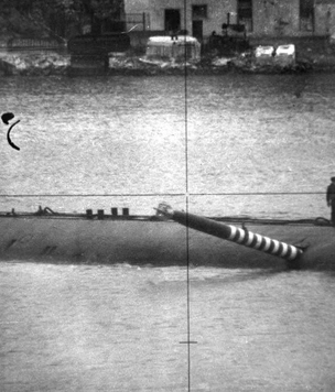История одной фотографии: торпеда торчит в борту советской подлодки в 1989 году