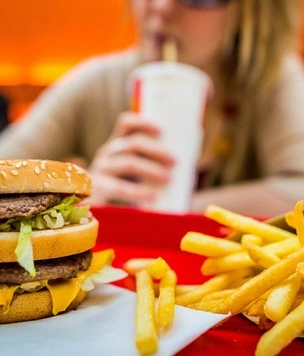 Два американских парня показали, как взламывать автоматы заказов в McDonalds (видео)