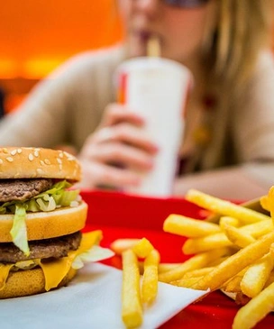 Два американских парня показали, как взламывать автоматы заказов в McDonalds (видео)