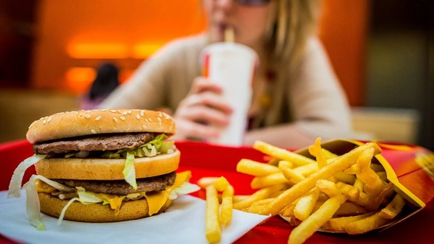 Два американских парня показали, как взламывать автоматы заказов в McDonalds (видео)